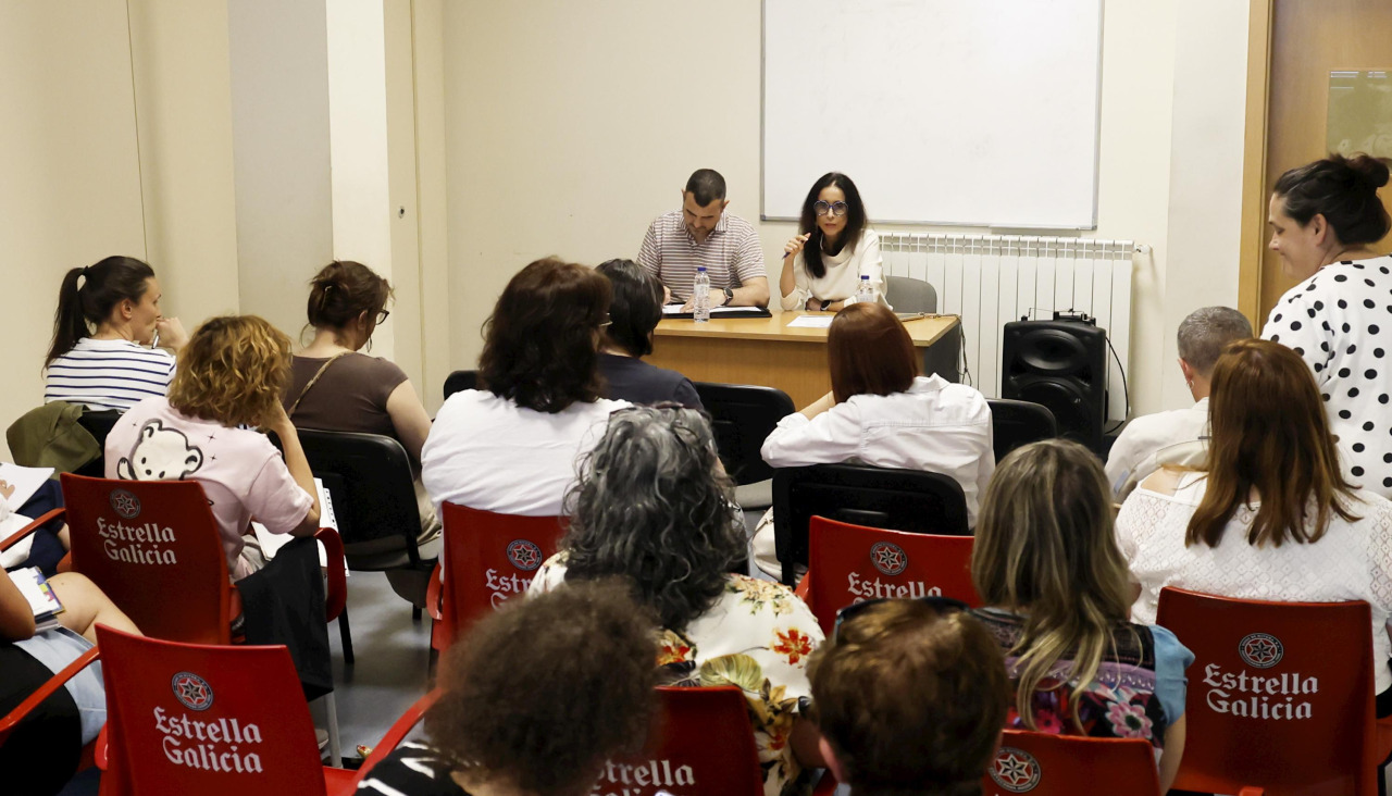 La diputada de Educación e Mocidade, Yoya Neira, se reúne con representantes de ANPAS de centros públicos de la comarca