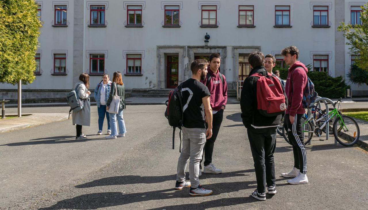 Alumnado no Campus Industrial de Ferrol, diante da EPEF
