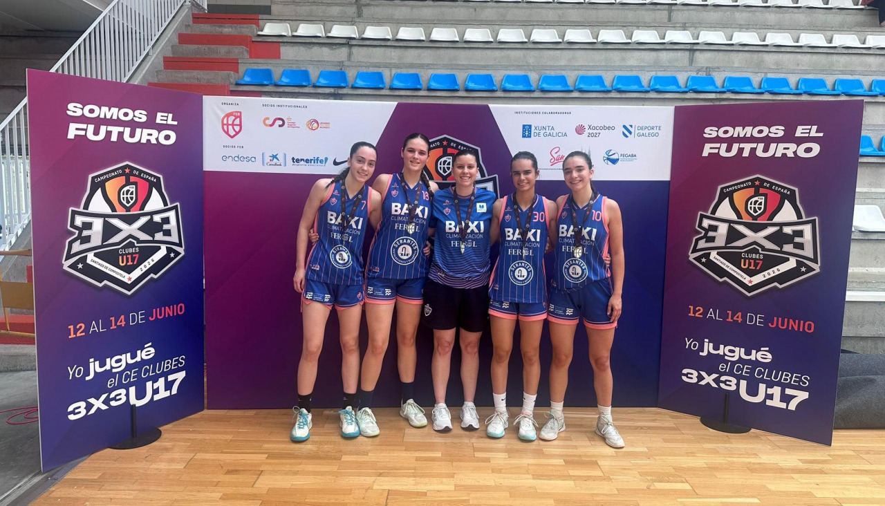 Carmela Permuy, Irene Arias, Elena Baldonedo y Mara Morandeira posan con su entrenadora, Patri Cabrera, tras el duelo ante el Ensino