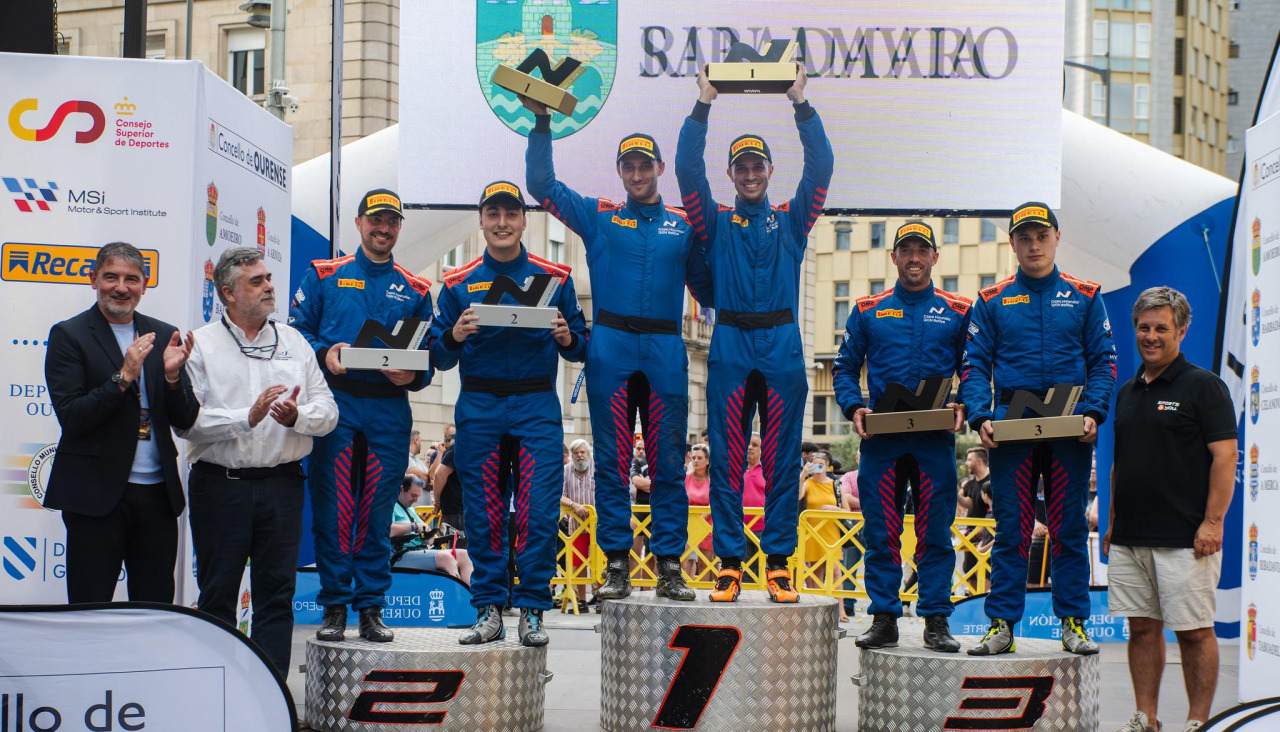 Alejandro Medín e Iván Bouza, a la izquierda, durante el podio del Rallye de Ourense
