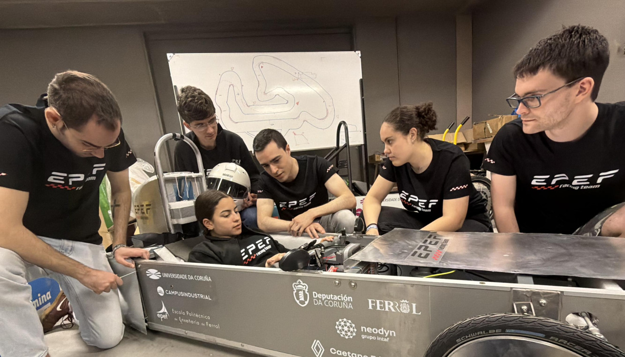 Alumnado de la EPEF realizando la revisión del vehículo eléctrico con el que competirán en la carrera