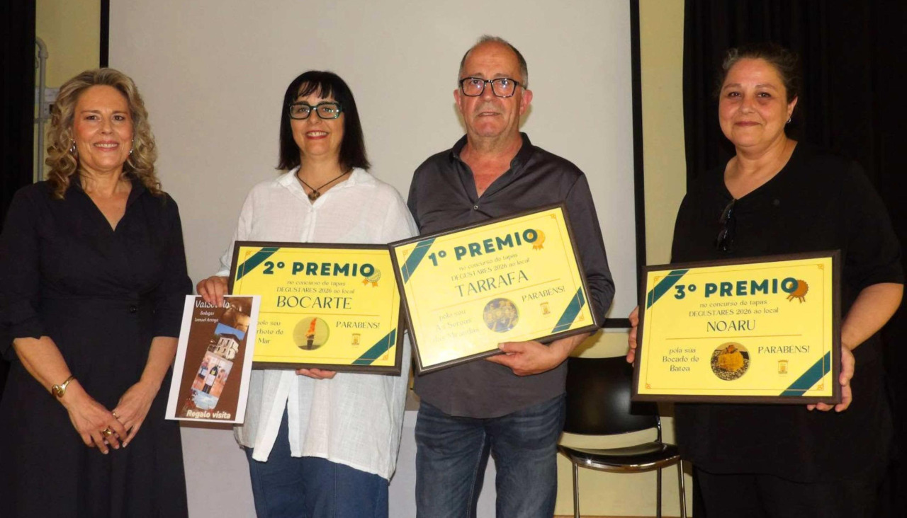 Ganadores del concurso de tapas aresano recogiendo los galardones