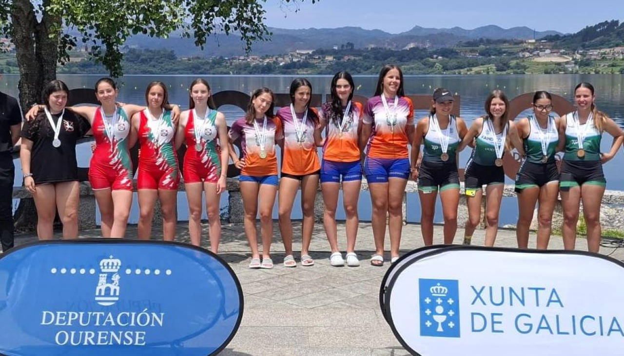 Las remeras del cuatro scull de A Cabana, a la izquierda, en el podio ourensano