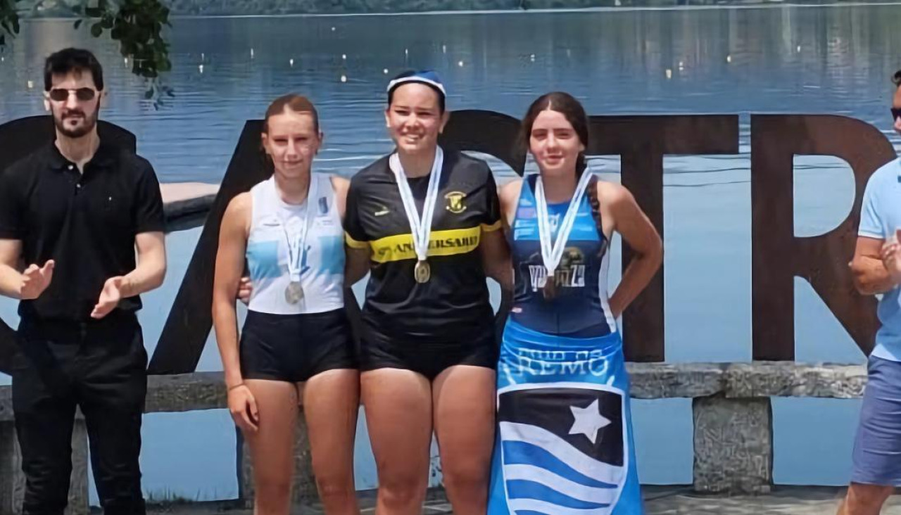 Alvaré, en el centro, fue la mejor en skiff cadete
