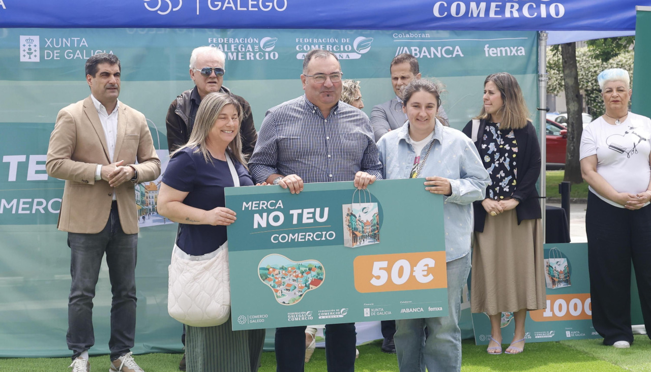 Entrega de vales de 'Merca o teu comercio', recientemente, en A Gándara