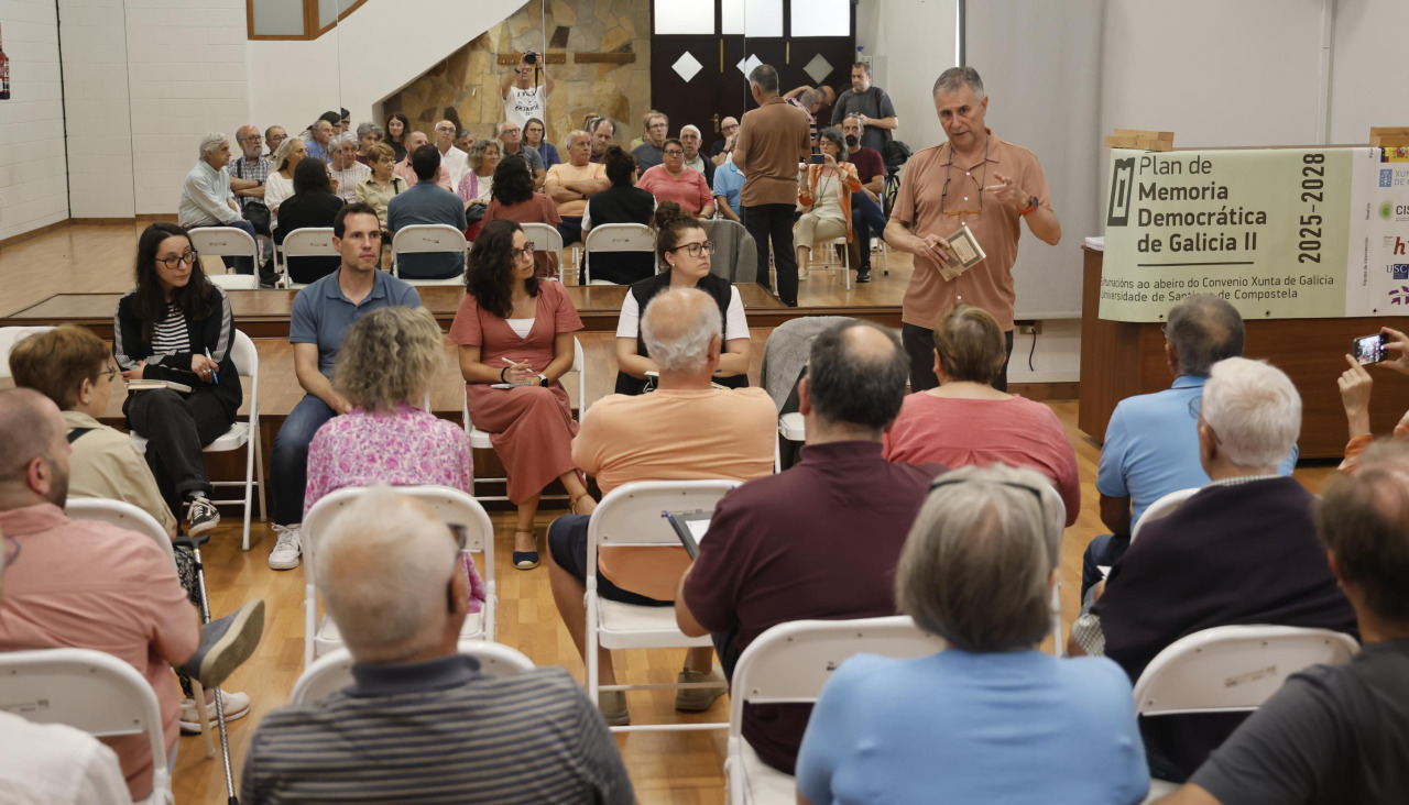 Asociación de Veciños Os Irmandiños de O Val, acto de presentación de los resultados de las exhumaciones de la fosa del cementerio