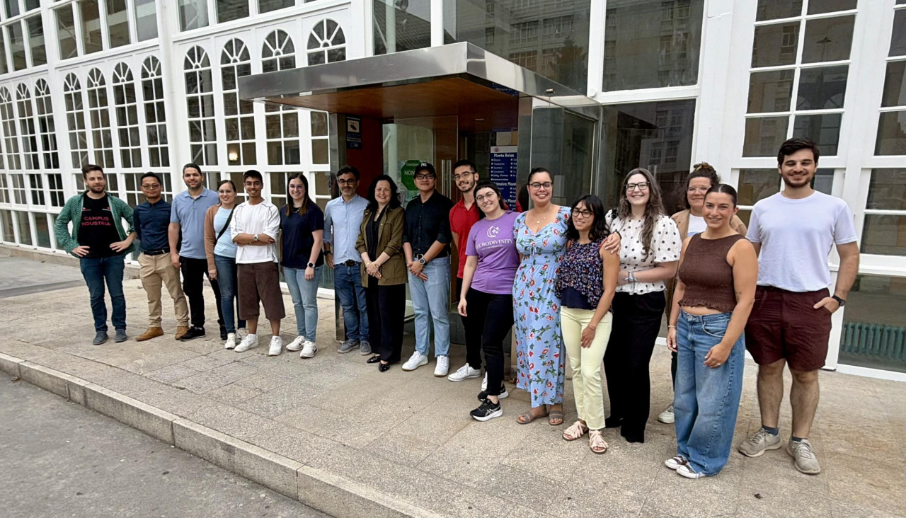 El grupo de investigadores junto a Ares y Míguez en la recepción