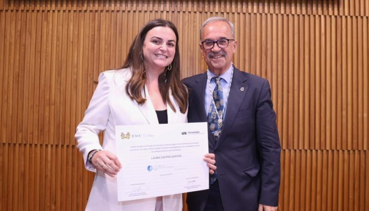 Laura Castro recogiendo su premio en el área de Ciencias Técnicas