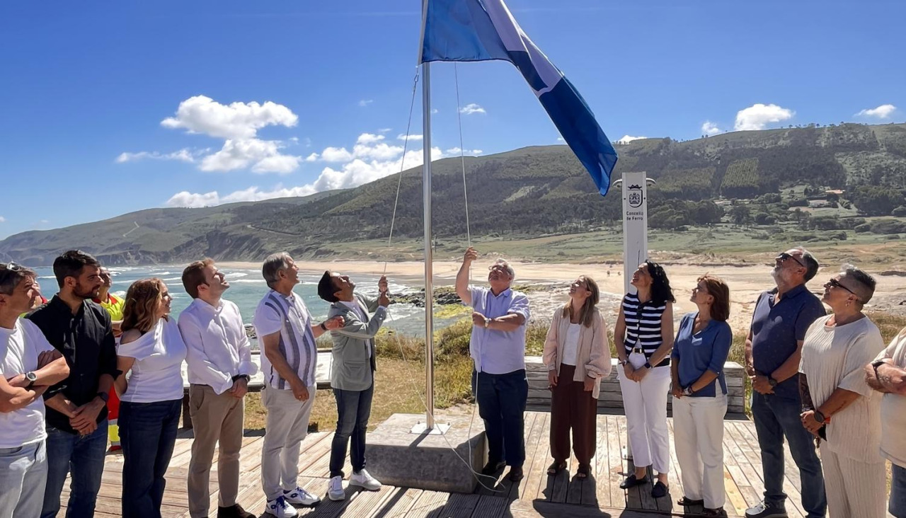 José Manuel Rey Varela, participa no izado da bandeira azul na praia de Ponzos