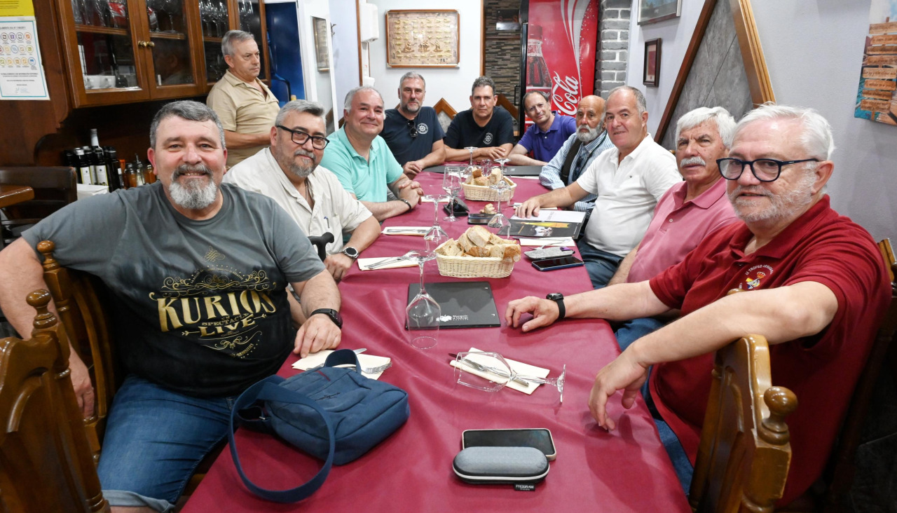 Caserio Vasco reunión marineros del Cano
