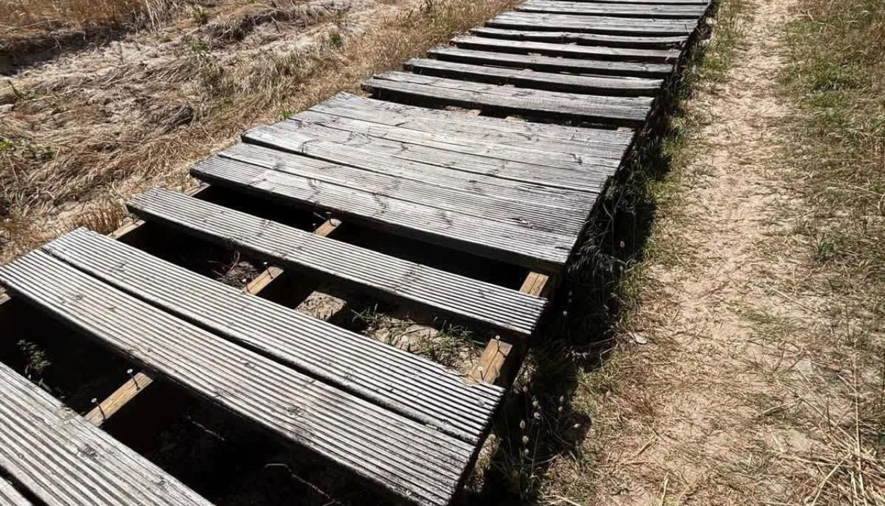 Estado actual de la pasarela de acceso al arenal aresano