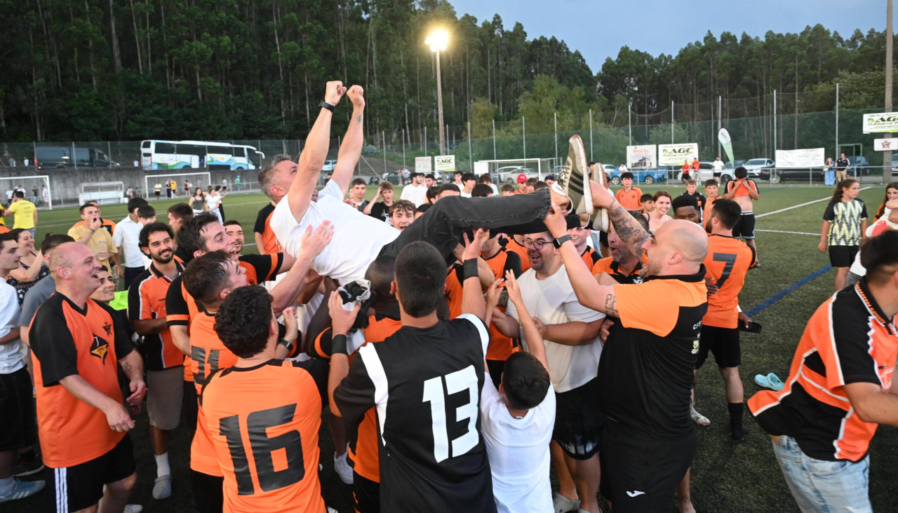 Los jugadores del San Sadurniño celebran el ascenso