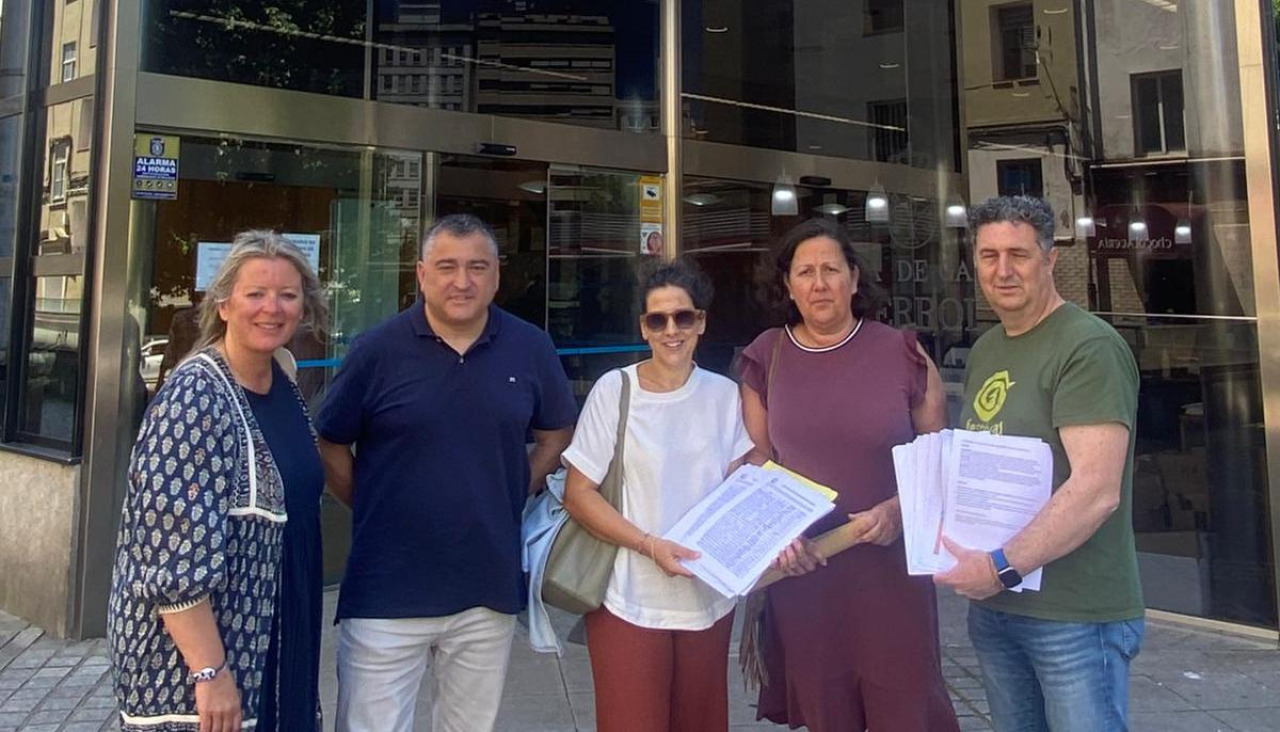 Foto de grupo ante el edificio administrativo de la Xunta en Ferrol