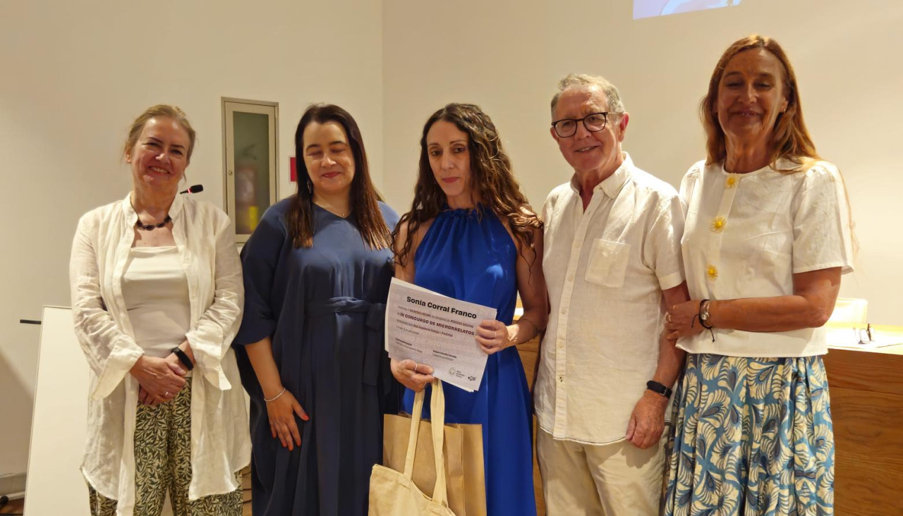 Sonia Corral, en el centro de la imagen, recibiendo su galardón