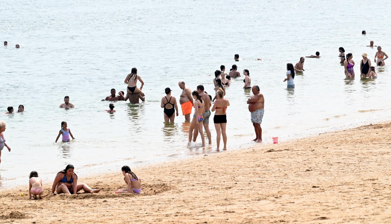 Gente en la playa de Caranza