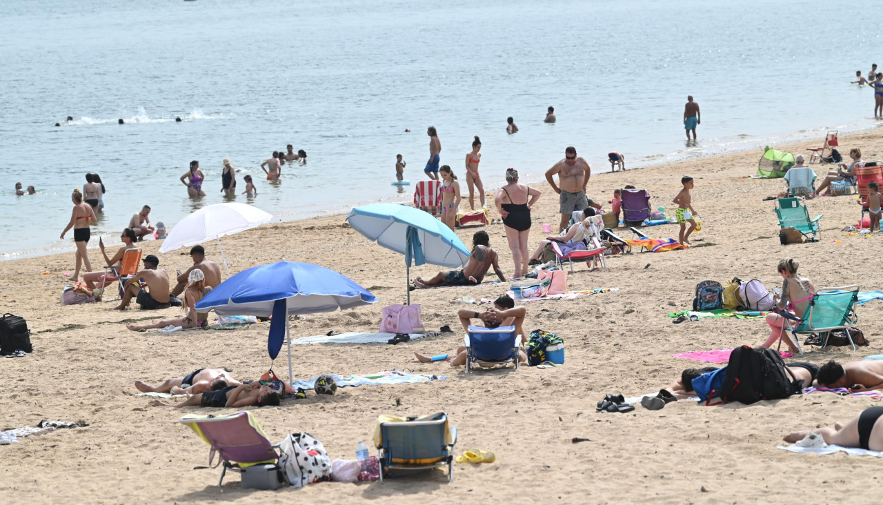 Gente en la playa de Caranza