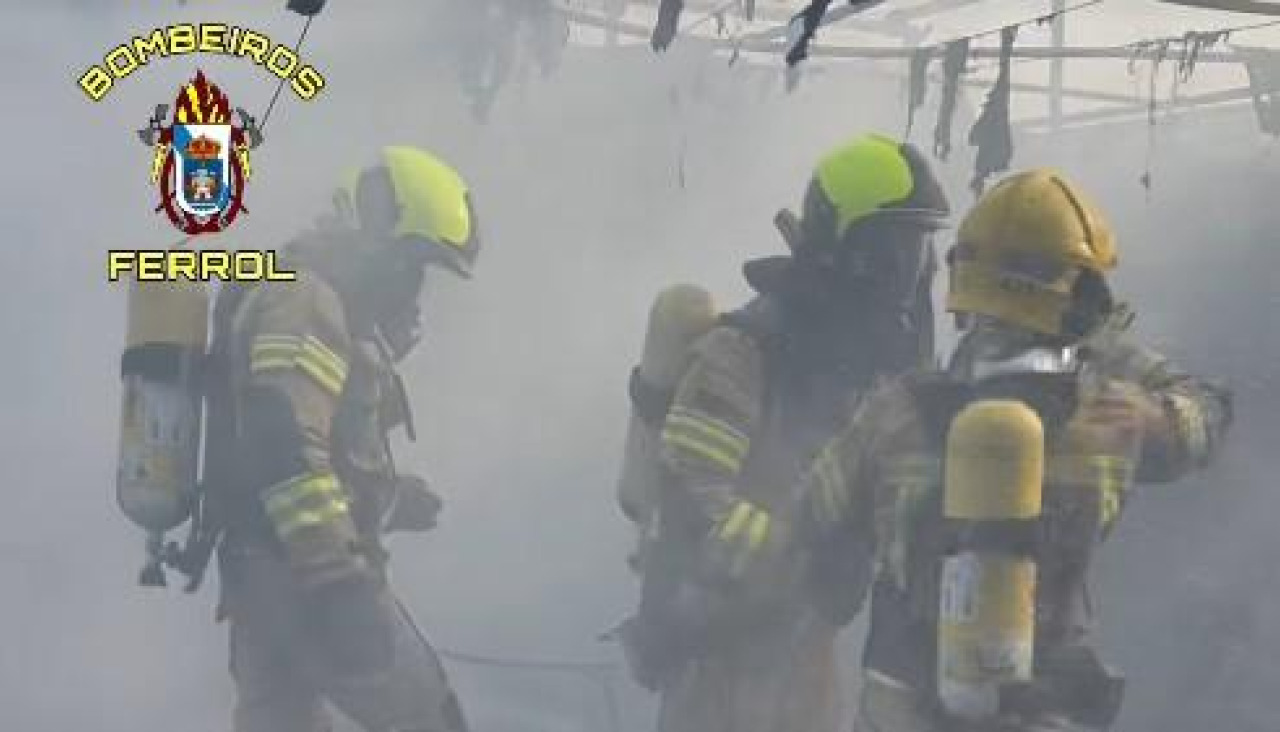 Bombeiros de Ferrol actuando en el interior del galpón calcinado