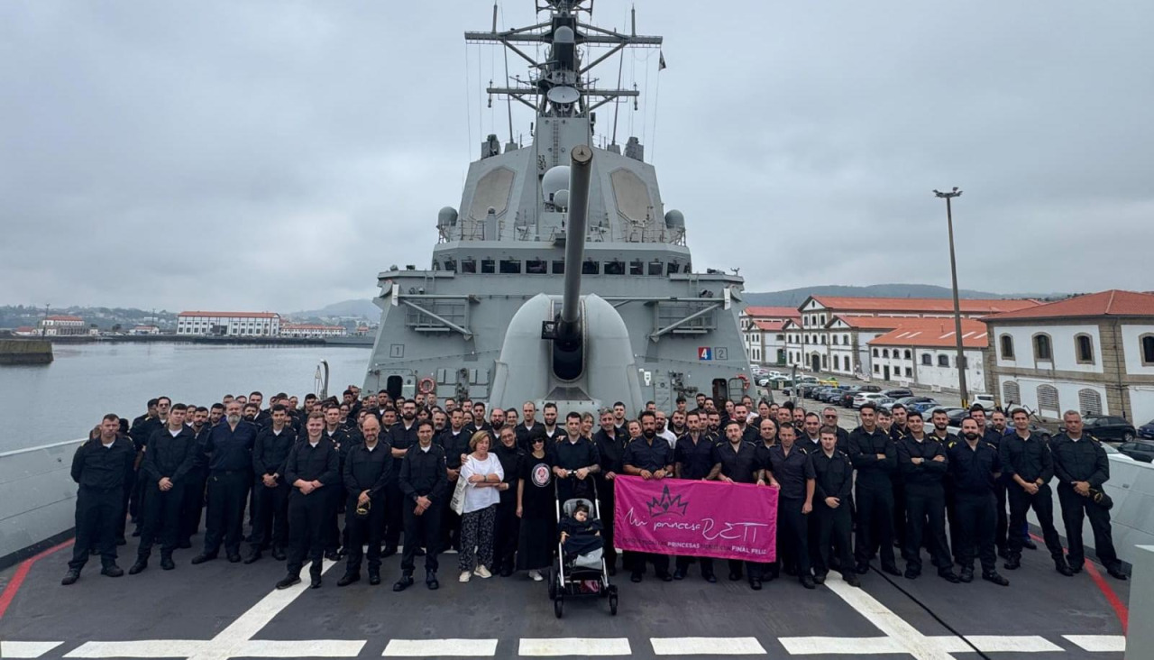 La pequeña Julieta arropada por los mandos y la dotación de la fragata ‘Almirante Juan de Borbón’ el pasado jueves en la proa del buque