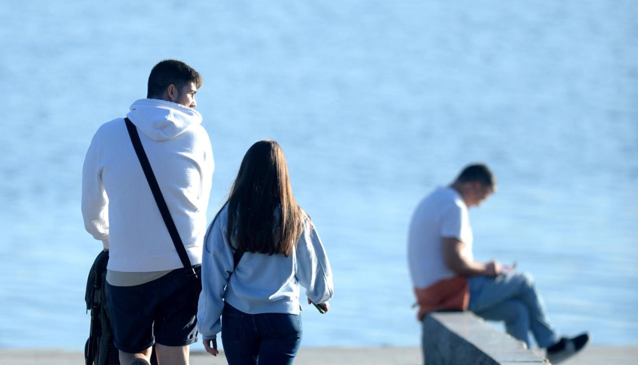 gente paseando al sol