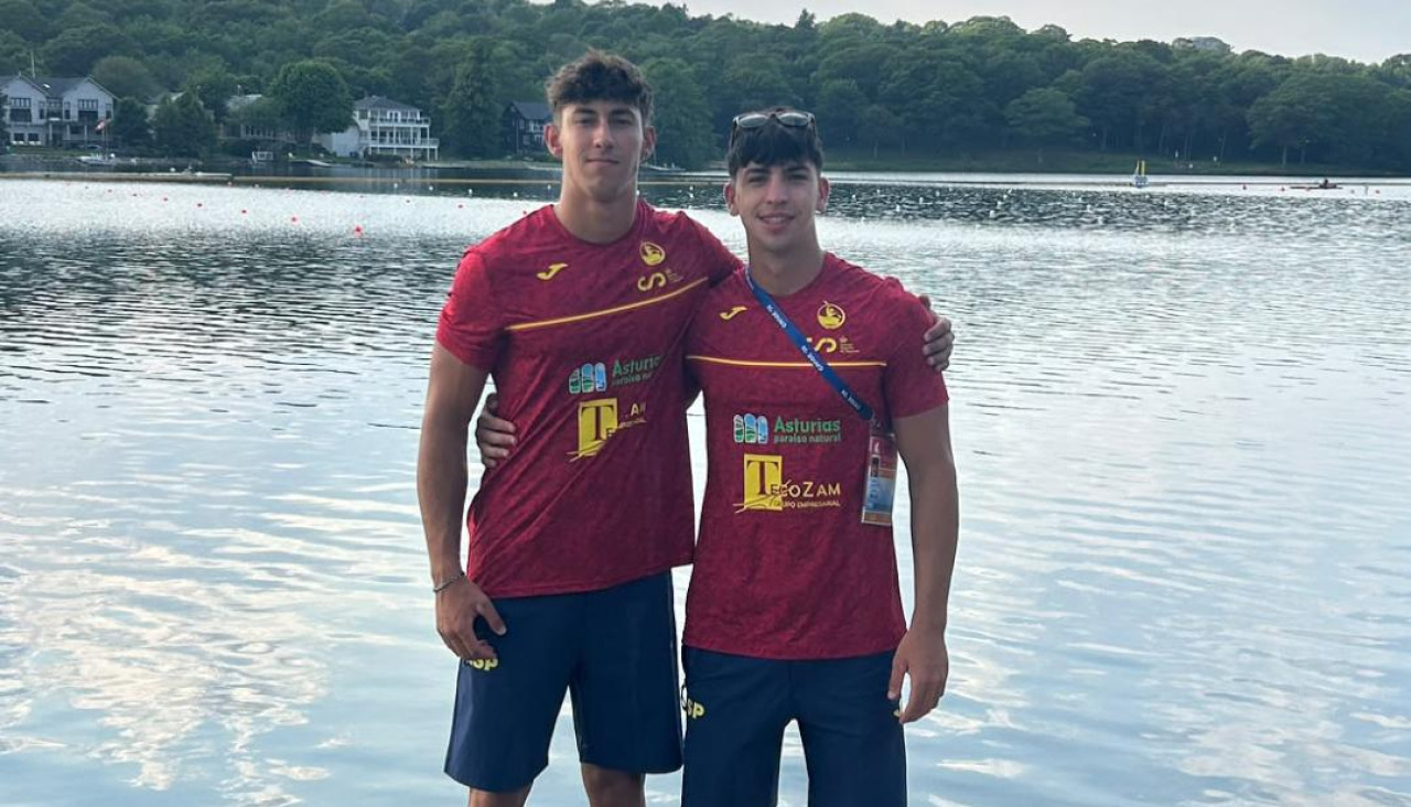 Los eumeses, con la indumentaria de la selección española en el lago canadiense