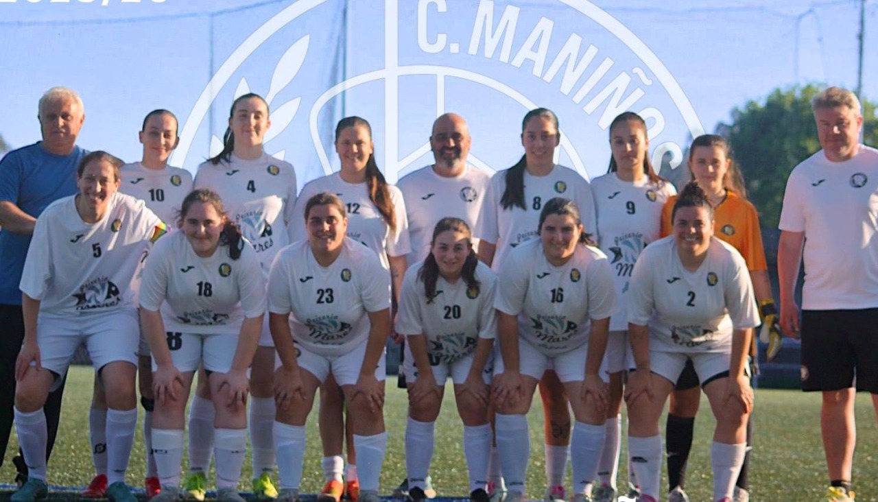 El equipo femenino sénior del Maniños