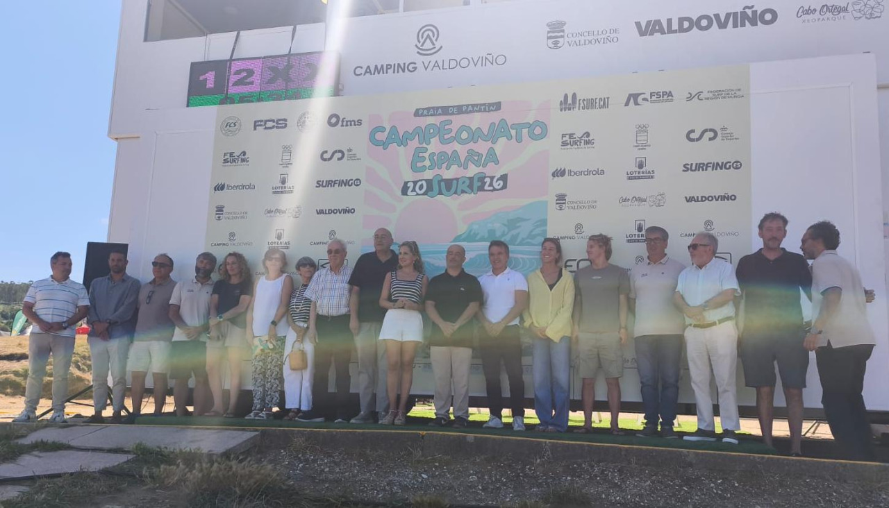 Las personas asistentes a la presentación, en la tradicional foto de familia