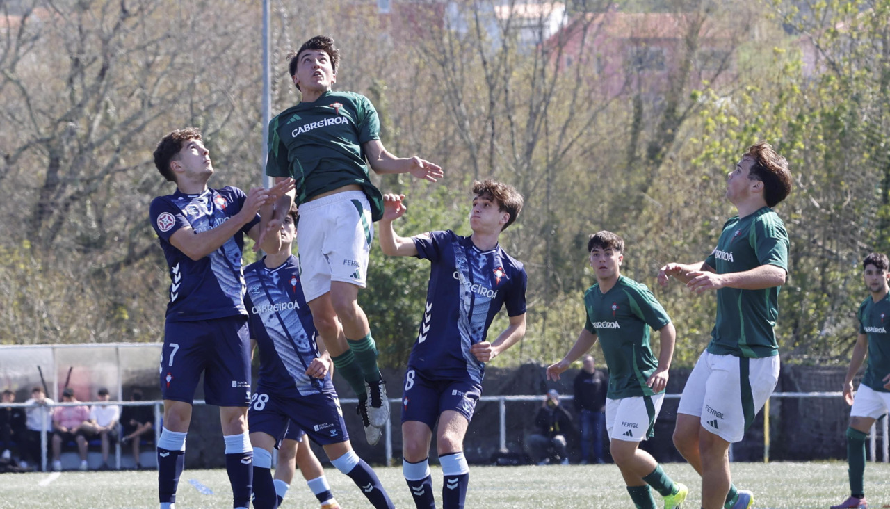 Joel Tenreiro, saltando, durante un encuentro con el Racing Juvenil