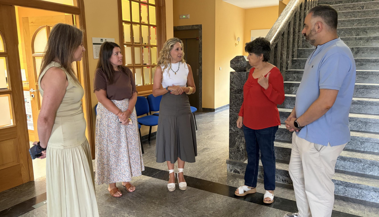 Aneiros en su visita al trabajador contratado por el Concello de Moeche