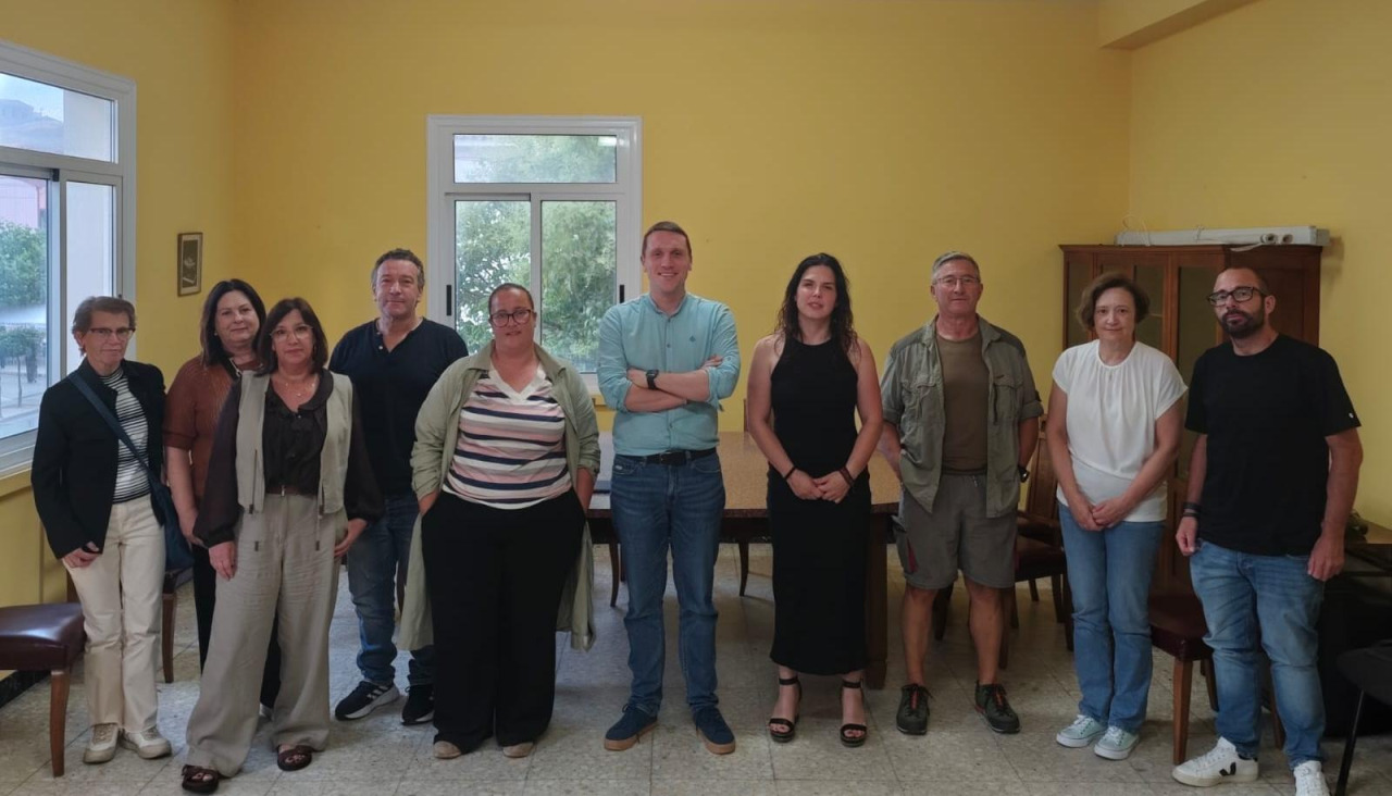 Foto de familia tras el encuentro con la entidad vecinal