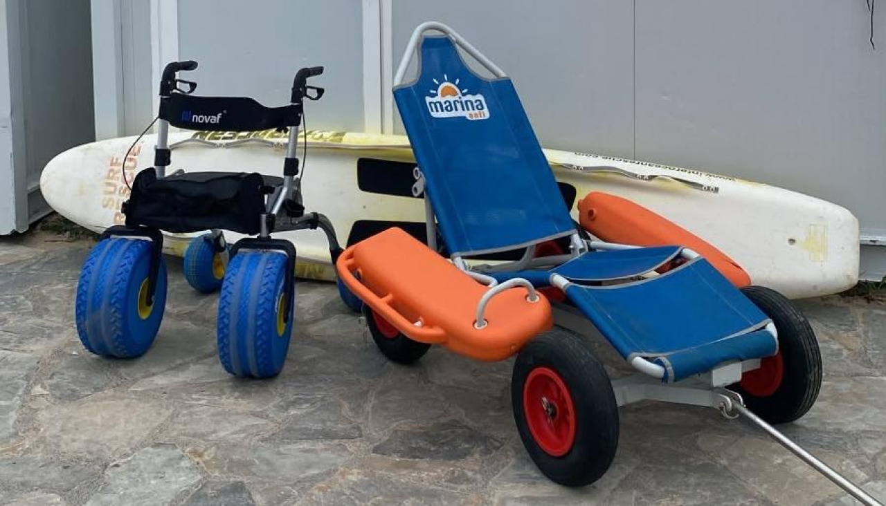 Silla anfibia y uno de los nuevos andadores especiales del Concello