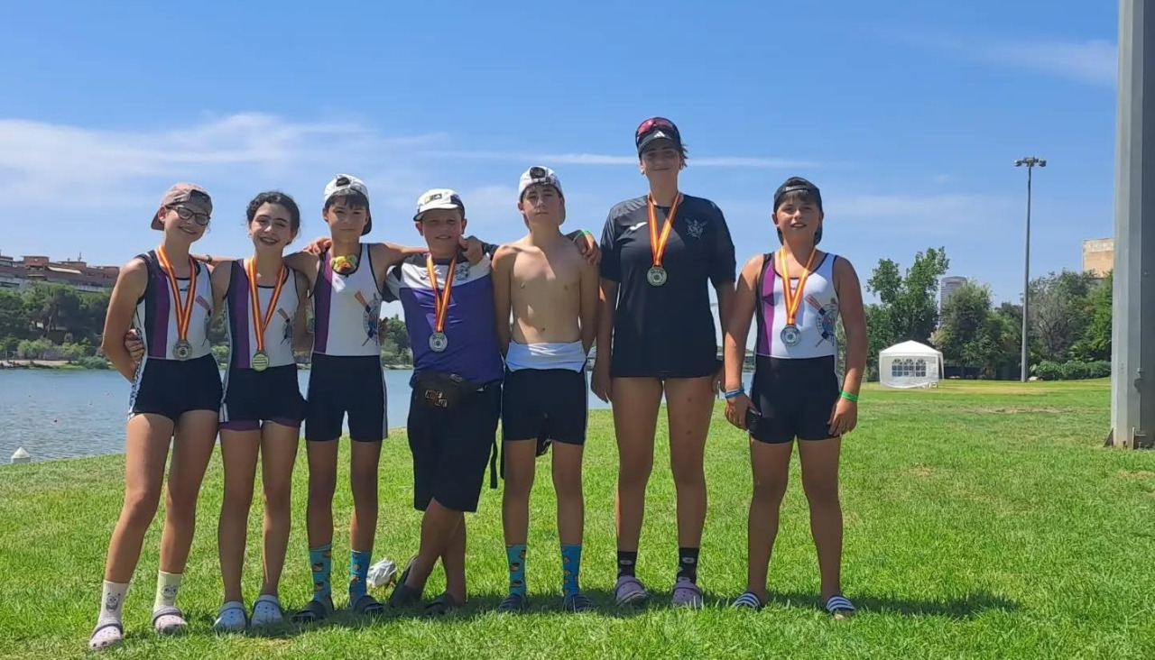 Los representantes del Remo Cedeira posan con sus medallas