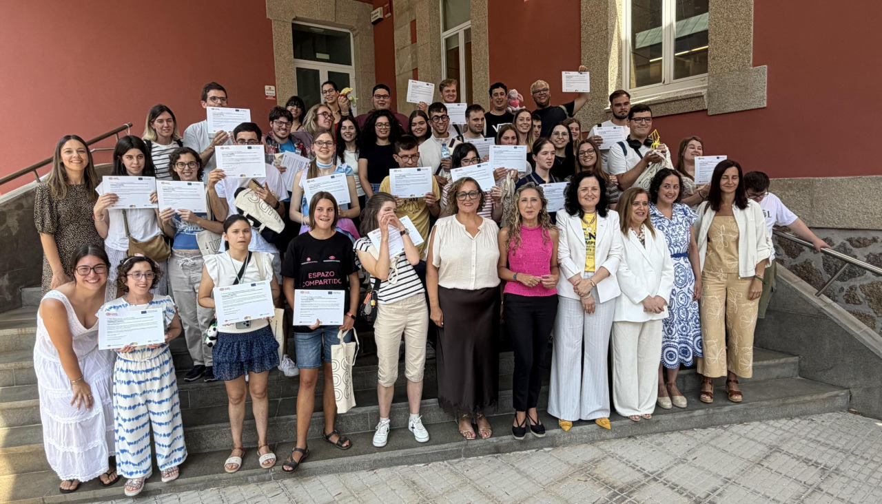 Foto de familia de los participantes con los monitores y representantes académicos e institucionales