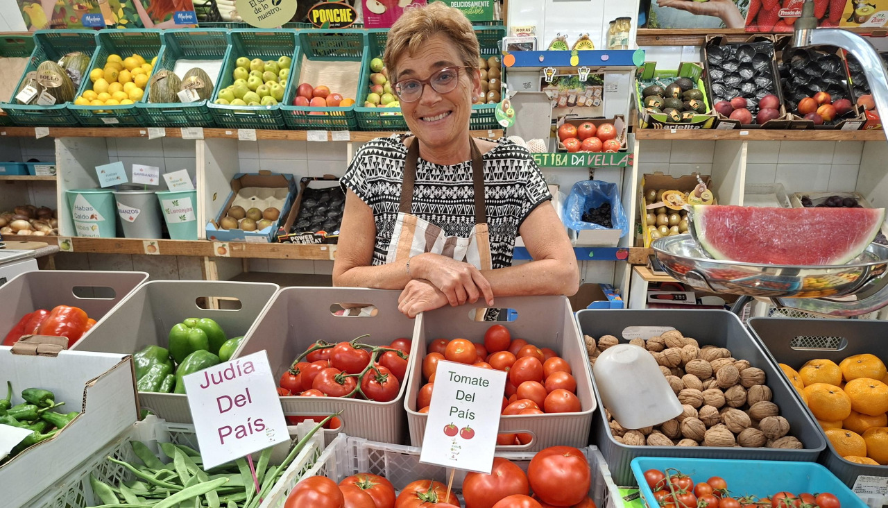 Isabel Lama, de A Estiba da Vella, con algunos de los tomates