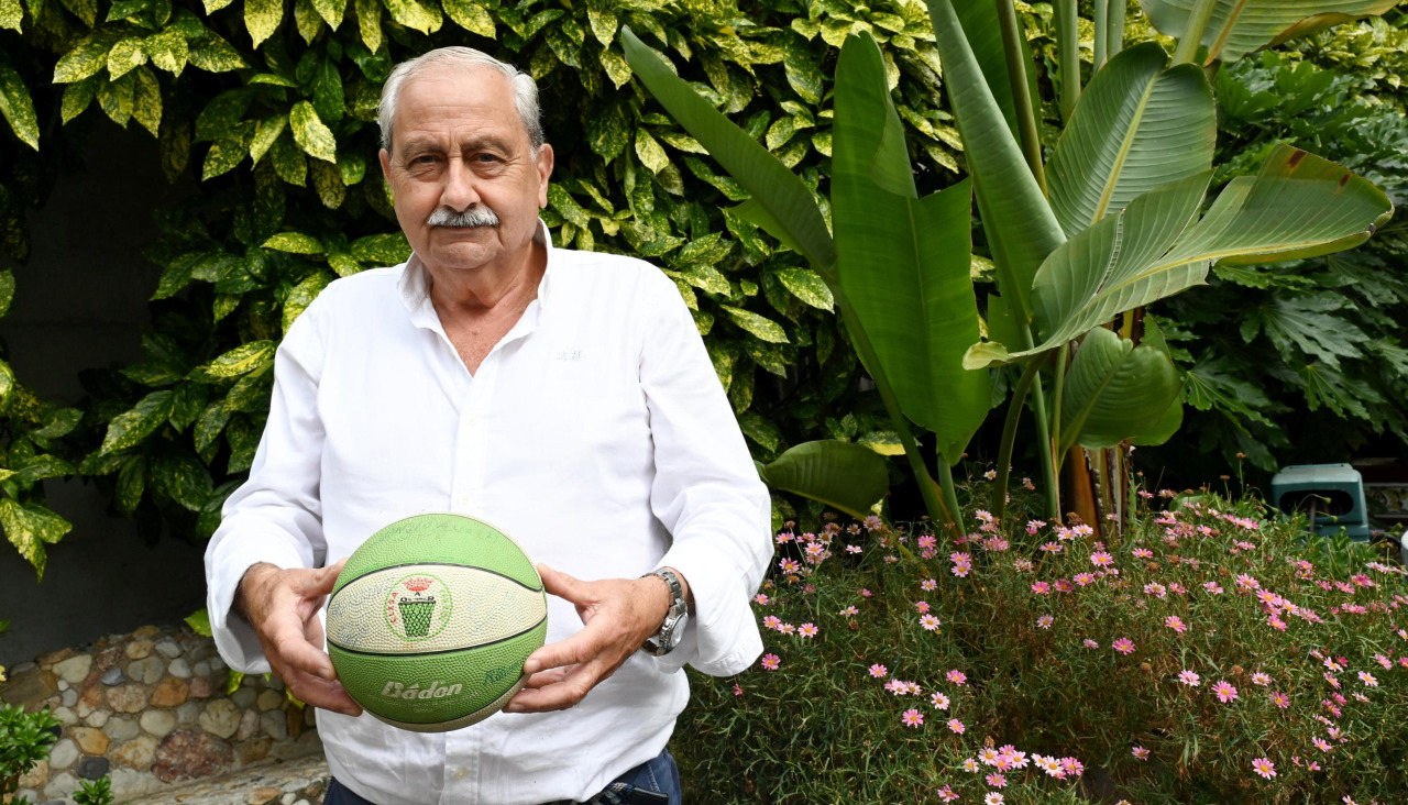 Maso con un balón firmado por sus jugadores “y amigos” del OAR