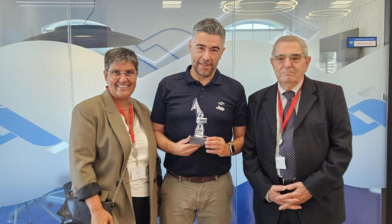 Fátima y Jenaro Fernández junto a Eduardo Dobarro, director de Navantia