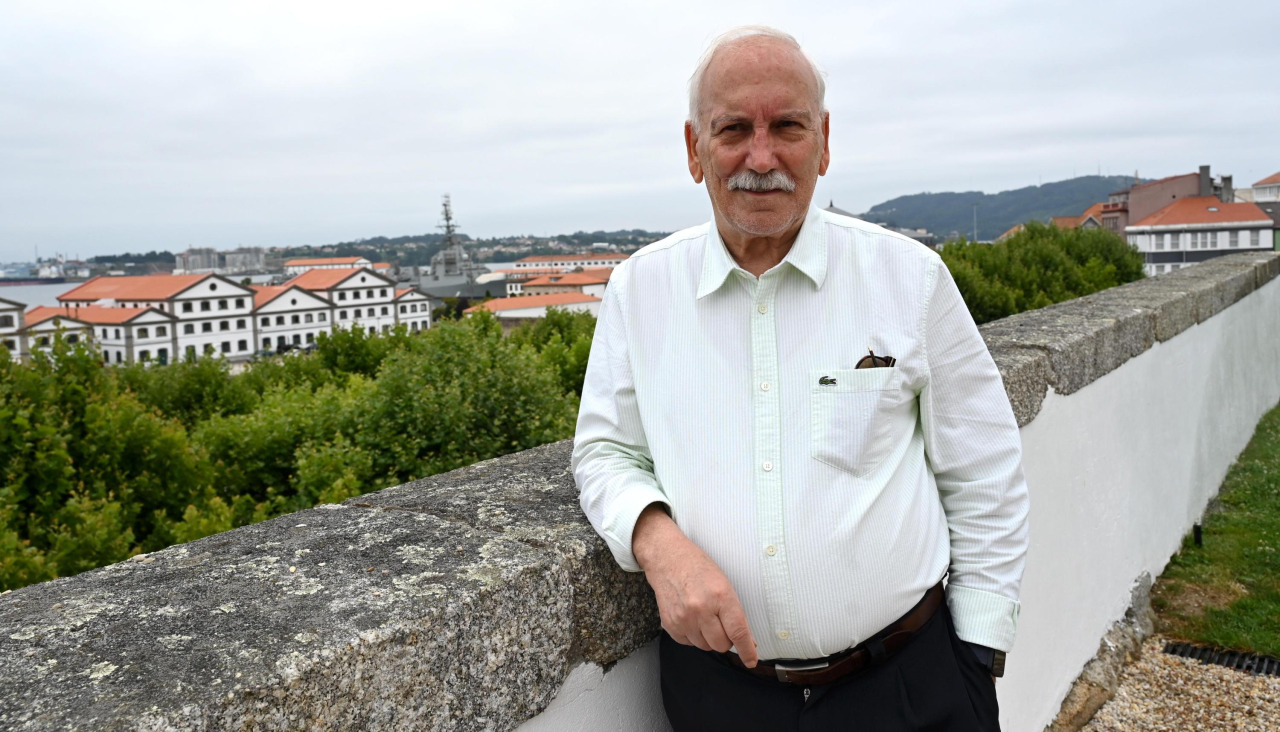 Juan Muñiz, en los jardines de San Francisco con el Arsenal de fondo, el pasado miércoles