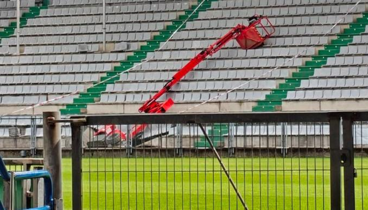 Una grúa de las que opera en A Malata cayó encima de las gradas