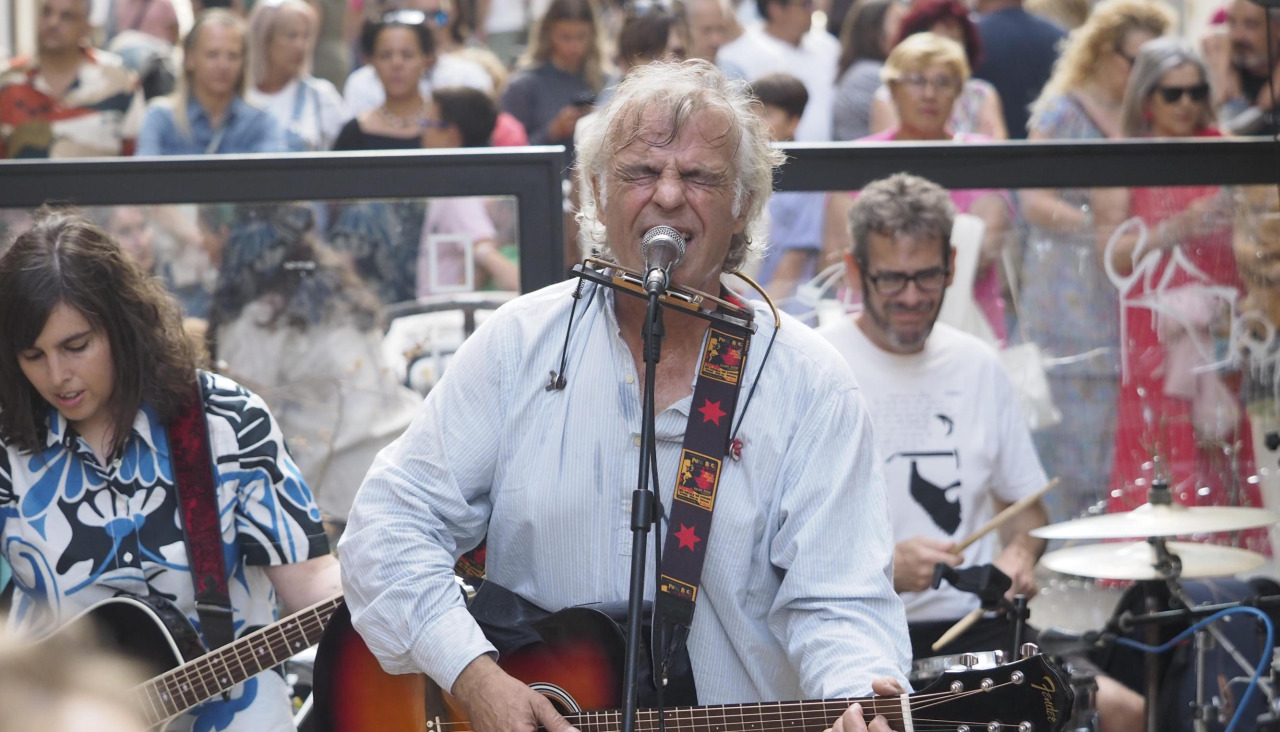 Los Limones en concerto na rúa Real de Ferrol