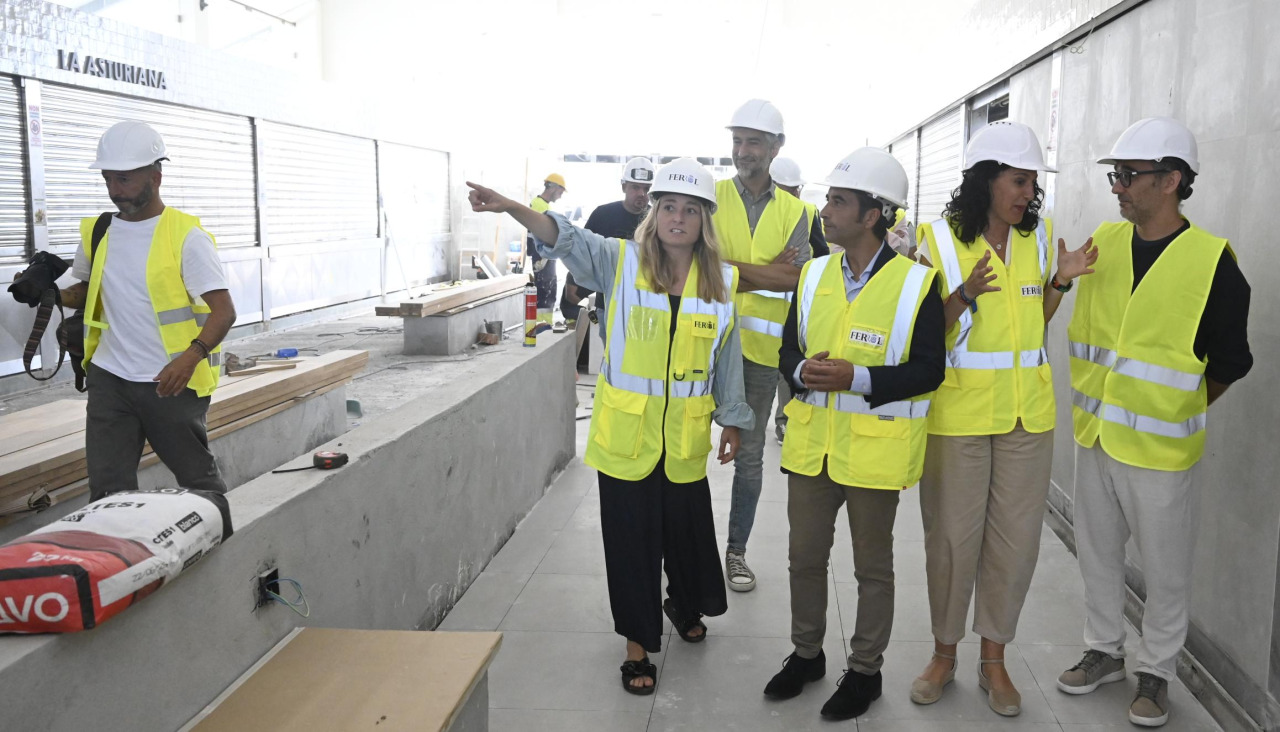 El Alcalde visita nave pescadería de Ucha