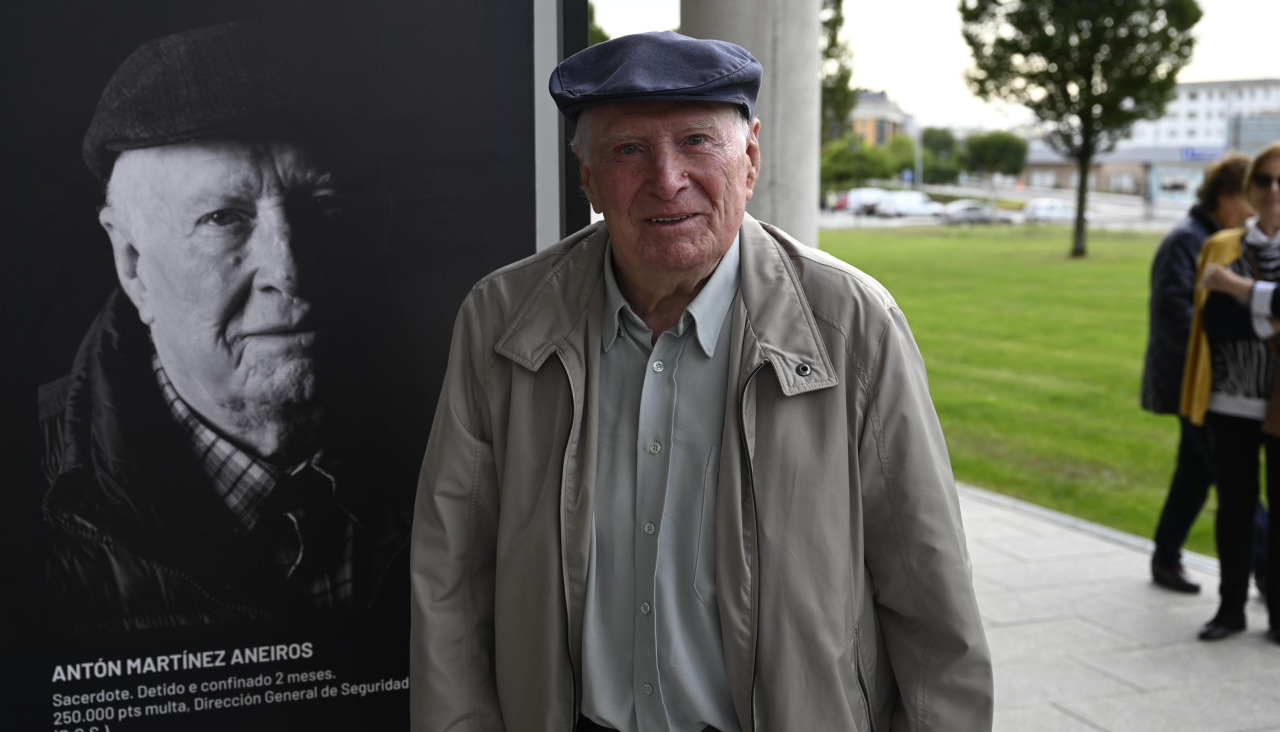 Antonio Martínez Aneiros en la inauguración de la exposición 'Rostros da Memoria' en Narón, junto a su retrato