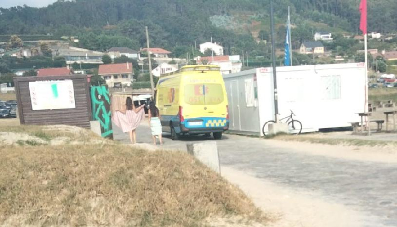 Ambulancias en la playa de Doniños en la tarde de este domingo
