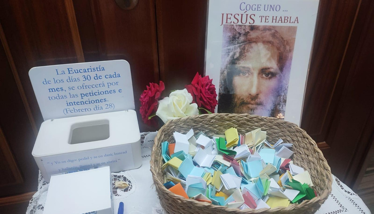 La mesa en la que se pueden recoger mensajes y también dejar peticiones que las hermanas elevan al altar