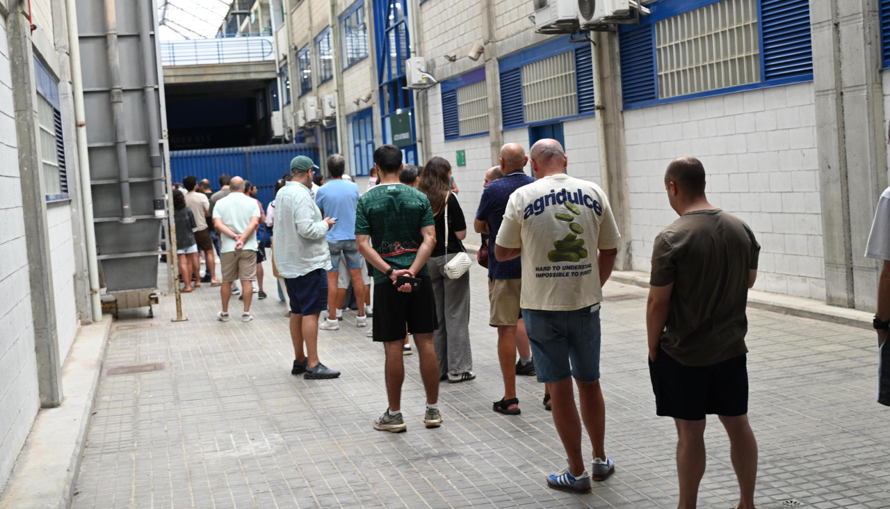 La afición del Racing esperan su turno para entrar en las oficinas de A Malata