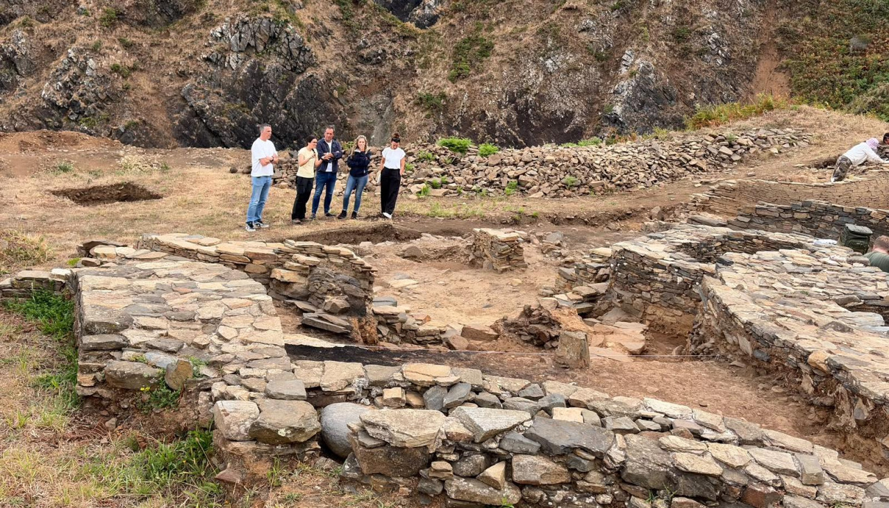 Visita de la delegada territorial y el alcalde, este martes, al yacimiento de Castro Sarridal