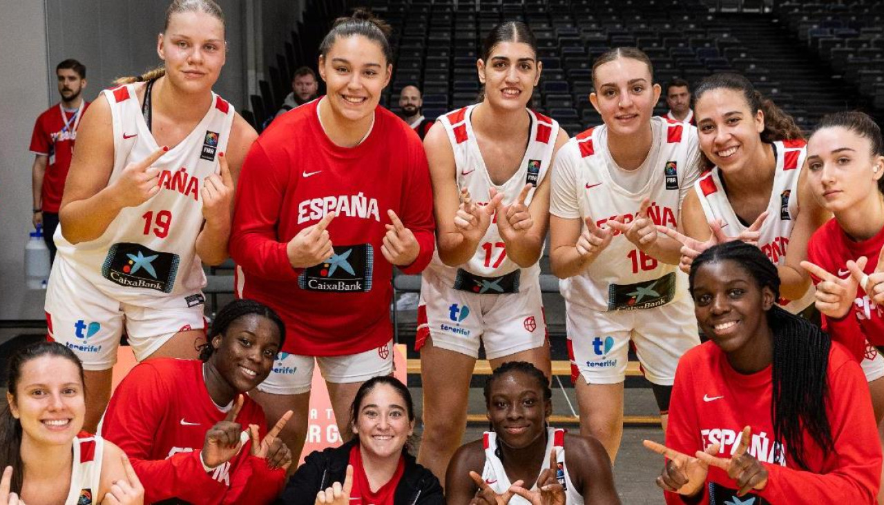 La jugadora del Baxi Ferrol, abajo a la izquierda, con sus compañeras