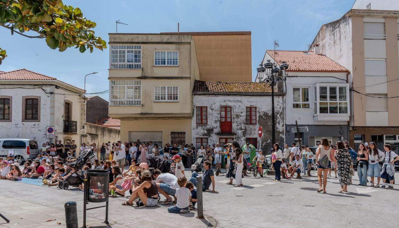 Público en la primera jornada de la Mostra de Teatro Galego de Cariño, que también se desarrolló al aire libre