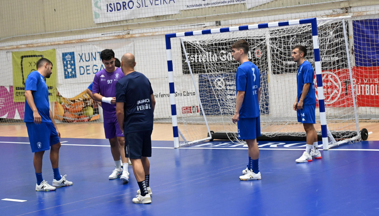 Algunos jugadores de O Parrulo recibiendo instrucciones de parte de Pol Cuairán