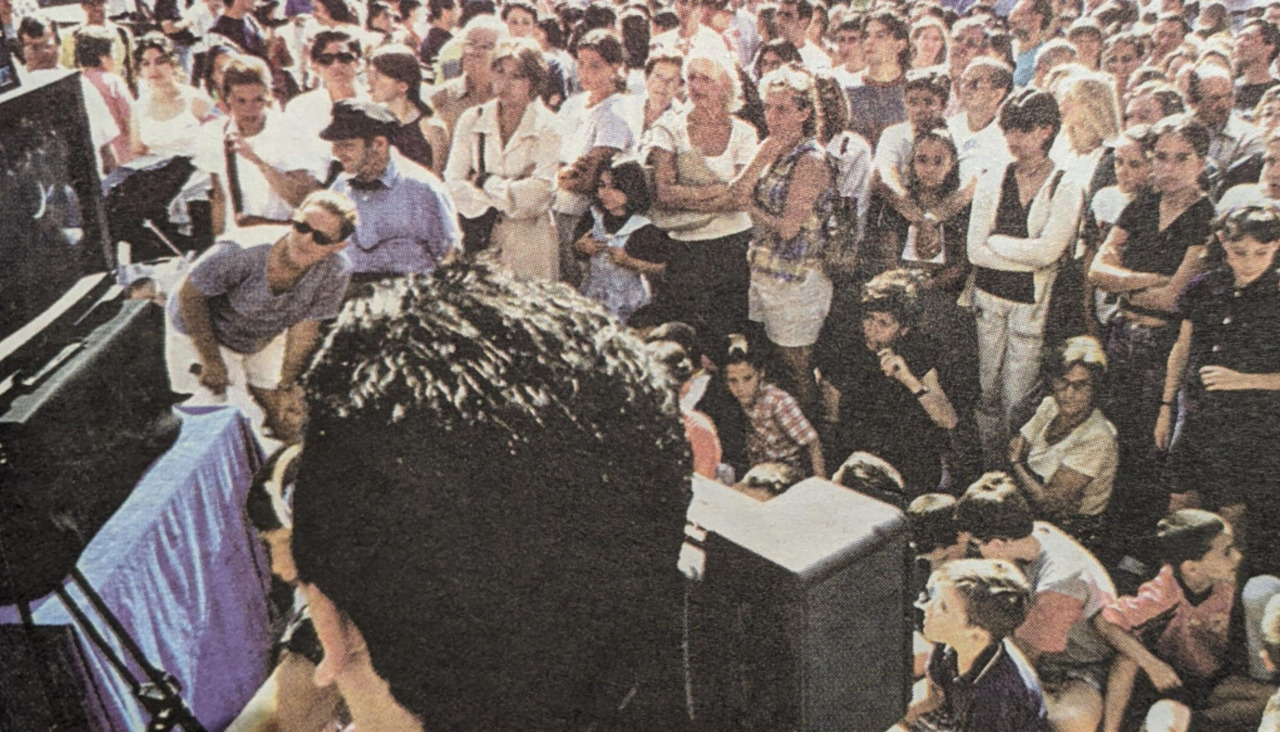El monitor de televisión en la plaza de Armas en 1999