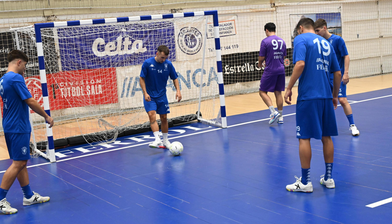 Varios jugadores de O Parrulo antes de empezar a entrenar