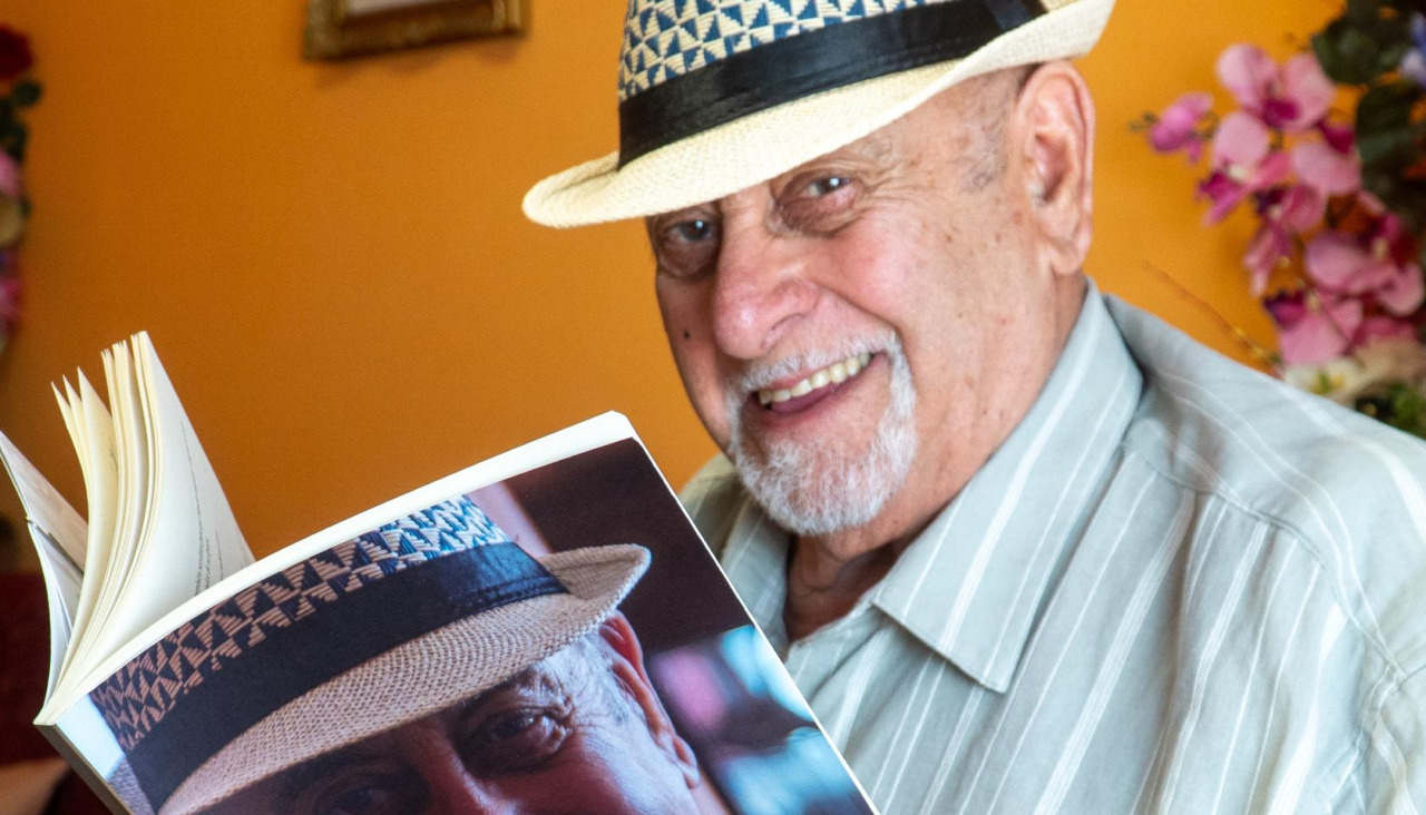 Manuel sujetando el precioso libro que le ha hecho su familia por su 85 cumpleaños
